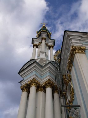 Kyiv 'deki St. Andrew Ortodoks Kilisesi cephesinin parçaları.