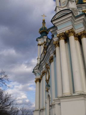 Kyiv 'deki St. Andrew Ortodoks Kilisesi cephesinin parçaları.