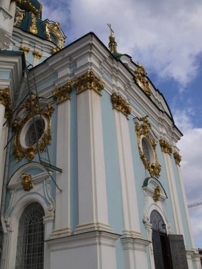 Kyiv 'deki St. Andrew Ortodoks Kilisesi cephesinin parçaları.