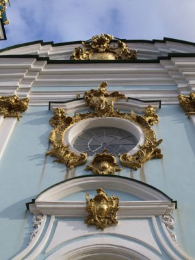 Kyiv 'deki St. Andrew Ortodoks Kilisesi cephesinin parçaları.