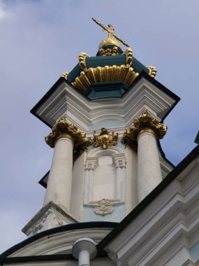 Kyiv 'deki St. Andrew Ortodoks Kilisesi cephesinin parçaları.