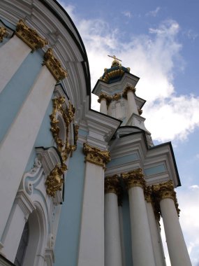 Kyiv 'deki St. Andrew Ortodoks Kilisesi cephesinin parçaları.
