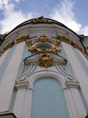 Kyiv 'deki St. Andrew Ortodoks Kilisesi cephesinin parçaları.