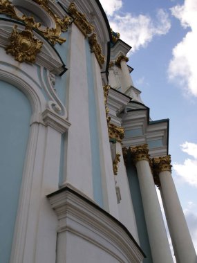 Kyiv 'deki St. Andrew Ortodoks Kilisesi cephesinin parçaları.