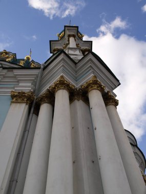 Kyiv 'deki St. Andrew Ortodoks Kilisesi cephesinin parçaları.