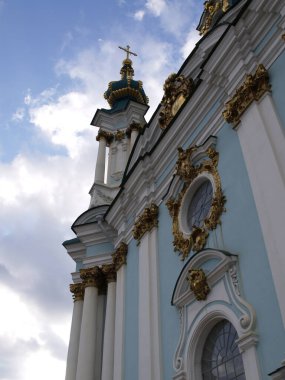 Kyiv 'deki St. Andrew Ortodoks Kilisesi cephesinin parçaları.