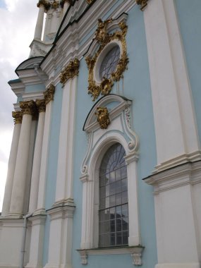 Kyiv 'deki St. Andrew Ortodoks Kilisesi cephesinin parçaları.