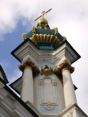 Kyiv 'deki St. Andrew Ortodoks Kilisesi cephesinin parçaları.