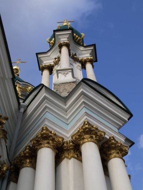 Kyiv 'deki St. Andrew Ortodoks Kilisesi cephesinin parçaları.