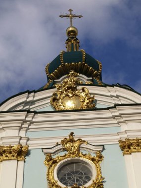 Kyiv 'deki St. Andrew Ortodoks Kilisesi cephesinin parçaları.