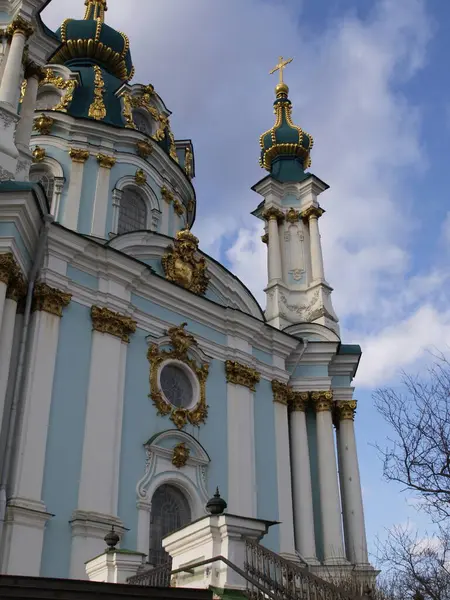Kyiv 'deki St. Andrew Ortodoks Kilisesi cephesinin parçaları.