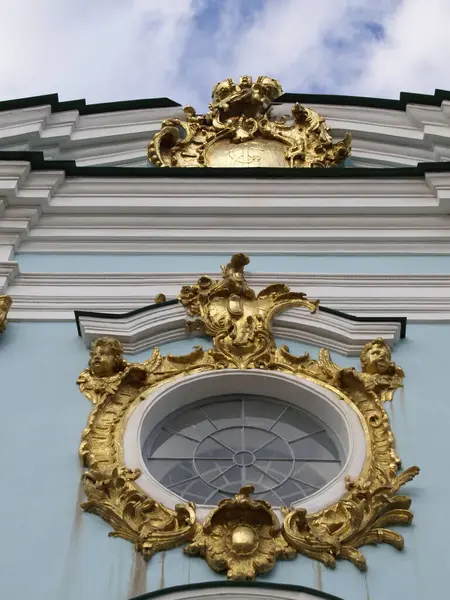 Kyiv 'deki St. Andrew Ortodoks Kilisesi cephesinin parçaları.
