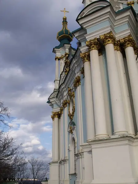 Kyiv 'deki St. Andrew Ortodoks Kilisesi cephesinin parçaları.