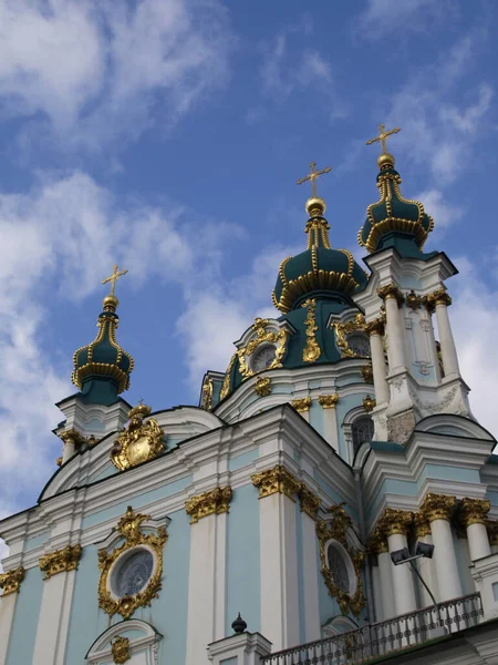 Kyiv 'deki St. Andrew Ortodoks Kilisesi cephesinin parçaları.