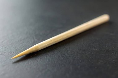  Düz arkaplanda ahşap kürdan yakın plan