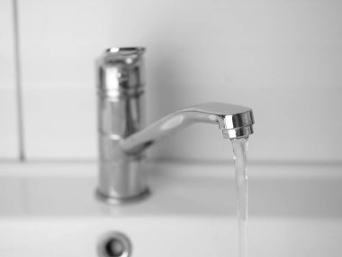 Banyodaki musluk açık, su akıyor.