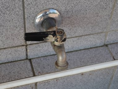 Kamp alanında bulaşık ve el yıkama musluğu.