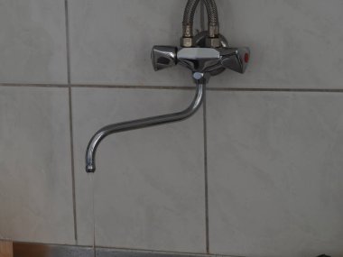 Kamp alanında bulaşık ve el yıkama musluğu.