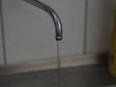 Kamp alanında bulaşık ve el yıkama musluğu.