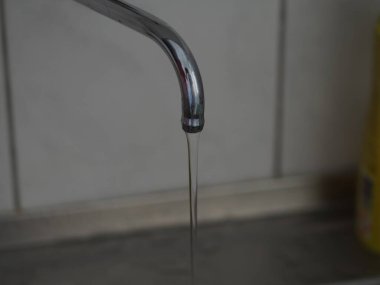 Kamp alanında bulaşık ve el yıkama musluğu.