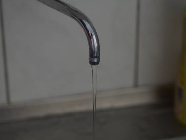 Kamp alanında bulaşık ve el yıkama musluğu.