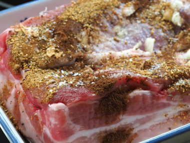 Terbiye edilmiş et, pişirilmeye hazır.