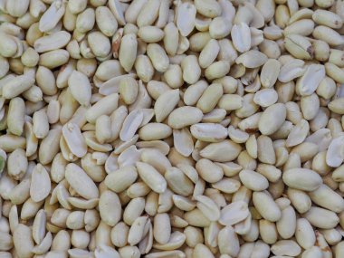 Mağaza Rafındaki Taze Fıstıklar: Fındıkların Çeşitliliği ve Doğallığı