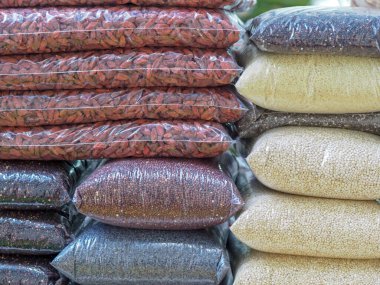 Marketteki Chia, Quinoa, Susam ve Hardal tohumlarının çeşitliliği