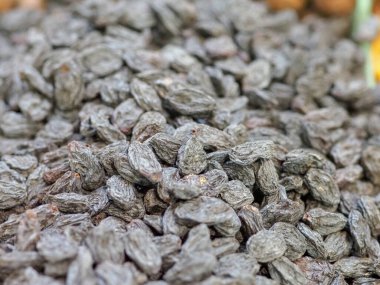 Pazar Tezgahında Kara Kuru Üzümler: Güneşli Toprakların Tatları ve Aromaları