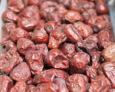 Kırmızı Kurutulmuş Meyveler: Doğal Atıştırmalıkların Görselleştirilmesi ve Sağlıklı Yeme