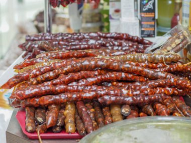 Market Stall 'daki Churchkhela: Geleneksel Gürcistan Tatlısı Üzüm Suyu ve Cevizinden Yapıldı