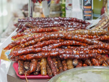 Market Stall 'daki Churchkhela: Geleneksel Gürcistan Tatlısı Üzüm Suyu ve Cevizinden Yapıldı
