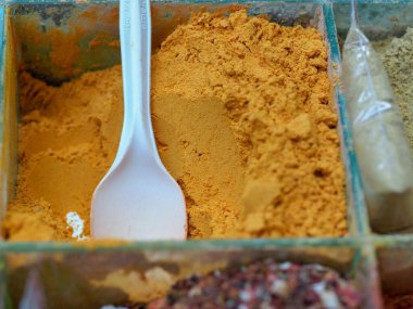 Vibrant Yellow Curcumin: Beyaz kaşıklı Eski Metal bir konteynırda zerdeçal