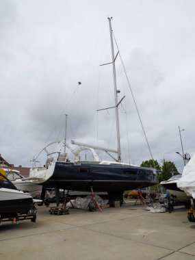 Kederli Gökyüzüne Karşı Limandaki Karada Büyük Siyah Yelkenli