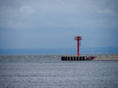 Bulutlu günde Pier End 'de Deniz Durgun ve Navigasyon İşareti
