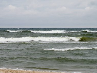 Sakin Deniz Burnu Dalgalar Bulutlu Gökyüzüne ve Kumsala Karşı