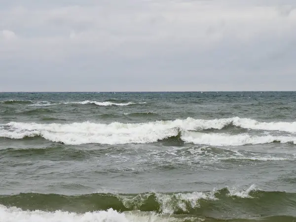 Karanlık Yeşil Okyanusun Kızgın Dalgaları Kasvetli Gökyüzünün Altında