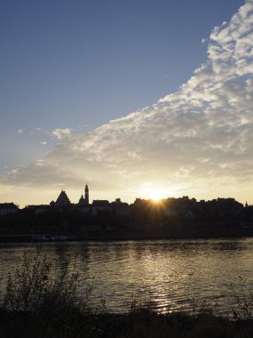 Şehirdeki Günbatımı Ufuk 'taki Yüksek Binalar ve Suyun Yansımaları