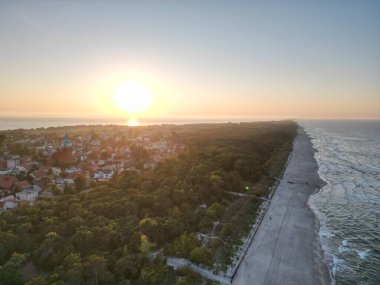 Orman ve sahil manzaralı Kıyı Kasabası 'nda Günbatımı