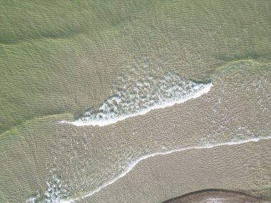 Kıyı hattının yeşilimsi suları Kumsala Yumuşak Geçiş