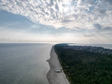 Su ve Kum Kıyısındaki İki Kişi ile Terkedilmiş Sahil Çizgisi 'nin Havadan Görüntüsü