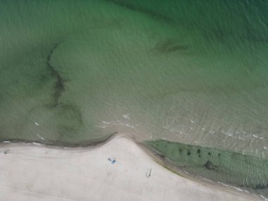 Yoğun Orman, Sakin Deniz ve Gökyüzündeki Bulutlarla Kıyı Çizgisi 'nin Hava Görüntüsü