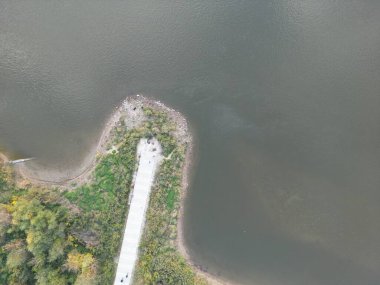 Yeşillik ve Sakin Suyla Eğri Sahil Çizgisi Havadan Görünümü