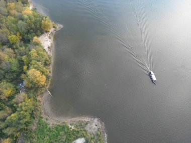 Mevsimsel Değişime ve Doğaya Karşı Tekne ile Sonbahar Nehri