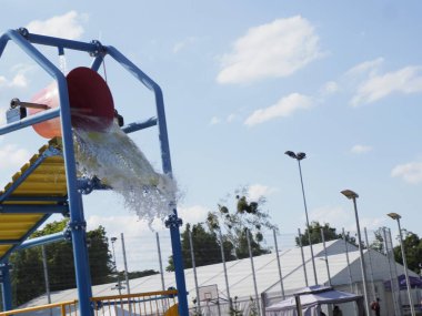 Çocukların oyun parkında Büyük Kırmızı Kova Devrilme Suyu