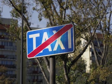 Arabaları ve binaları olan bir caddede taksi durağı yok.