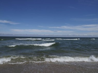 Mavi Gök 'ün altında Kumsalda Dalgalı Deniz Burnu