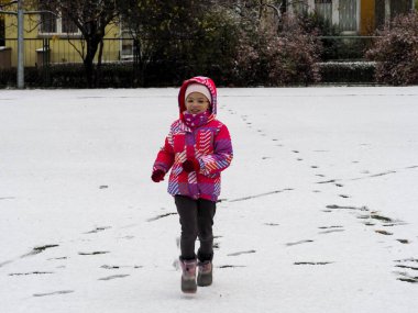 Renkli Kışlık Ceketli Çocuk Şehir Parkı 'nda Karla Kaplanmış Yerde Yürüyor
