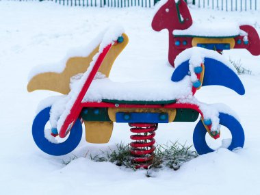 Kış Parkı 'nda Renkli Karla Kaplanmış Oyun Bahçesi İlkbahar Sürücüsü