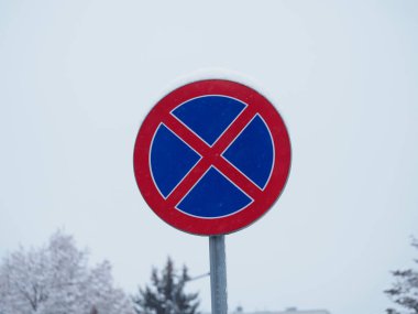 Kentsel Bölgede Kış Gününde Kar Altında Otopark İşareti Yok